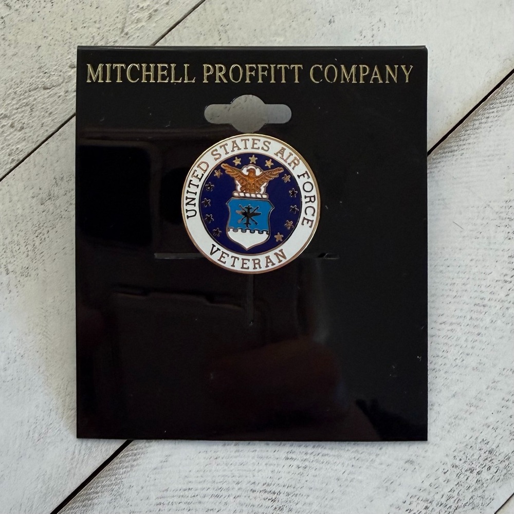 NIP United States Air Force Veteran Lapel Round Pin - 1” Gold Tone Enamel